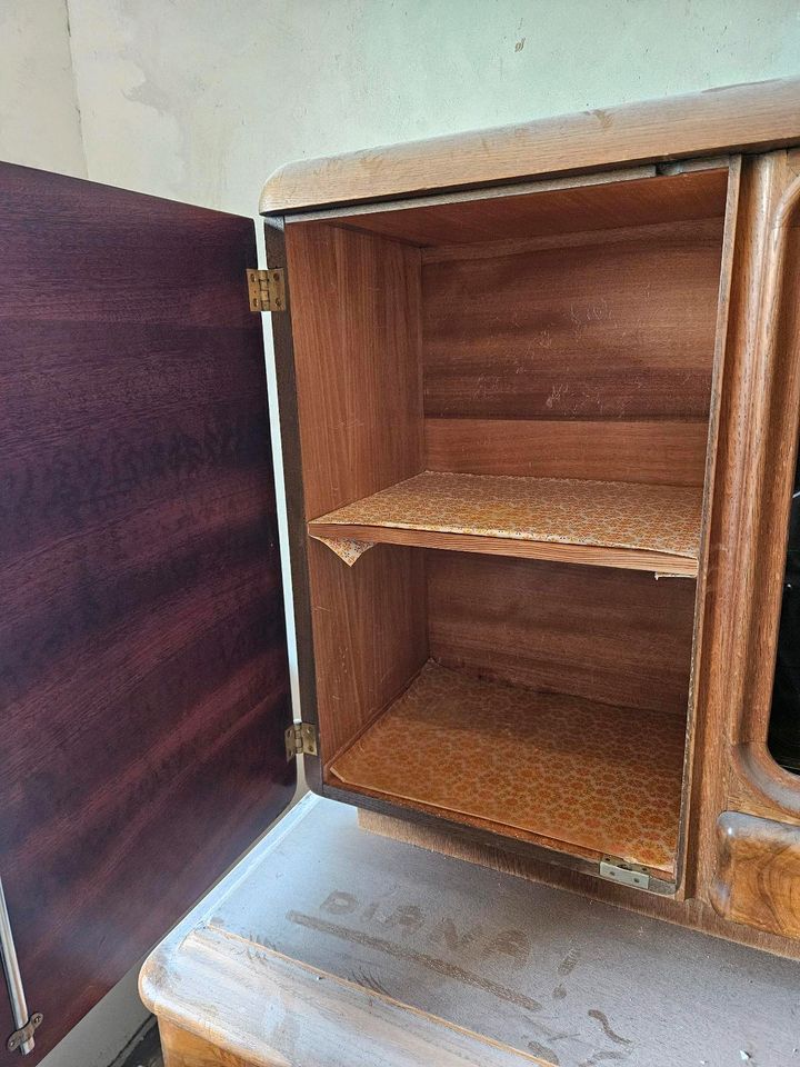 Antiker Vintage Wohnzimmer-Schrank in gutem Zustand in Mühlheim am Main