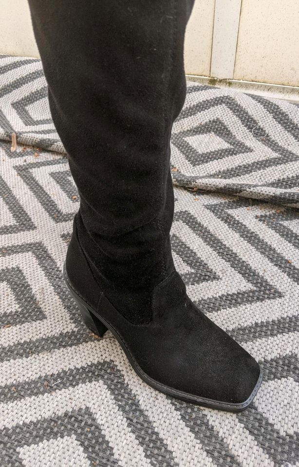 Overknee Stiefel schwarz - kaum getragen in Bielefeld