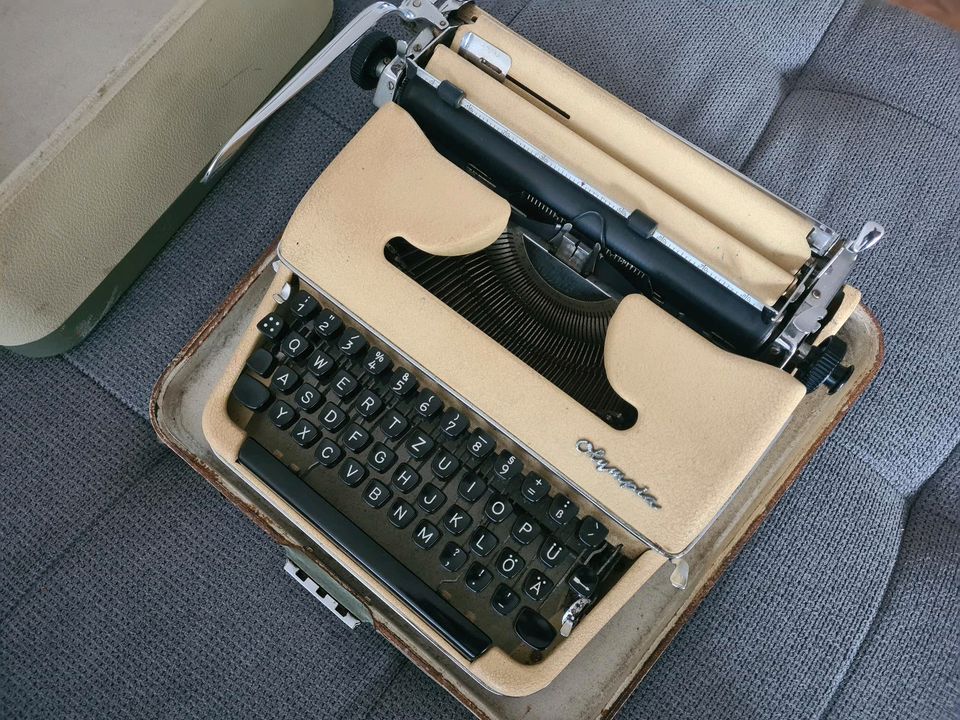 Olympia Schreibmaschine im Koffer voll funktionsfähig in Brunsbek