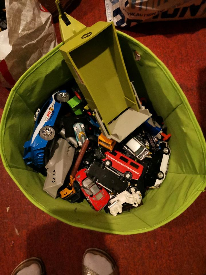 Kiste voll mit Autos matchauto Spielzeug in Datteln
