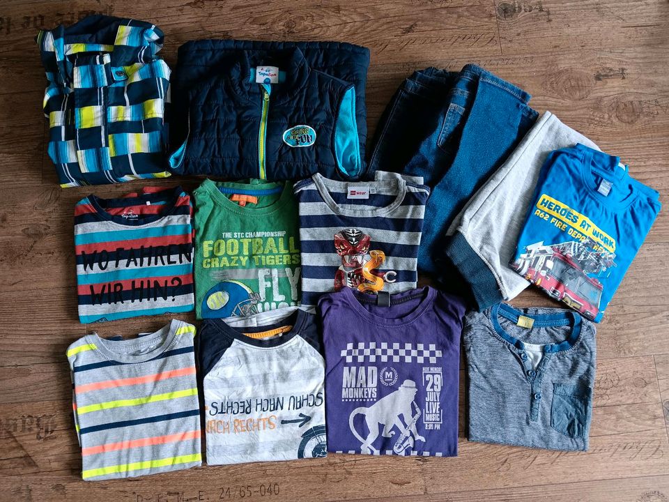Kleidungspaket Gr. 116 122 Hosen LA-Shirts Jacke Weste in Langenweißbach