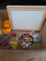 Kiste mit Spielzeug Ü Ei Figuren Puzzle magnettafel Dresden - Seevorstadt-Ost/Großer Garten Vorschau