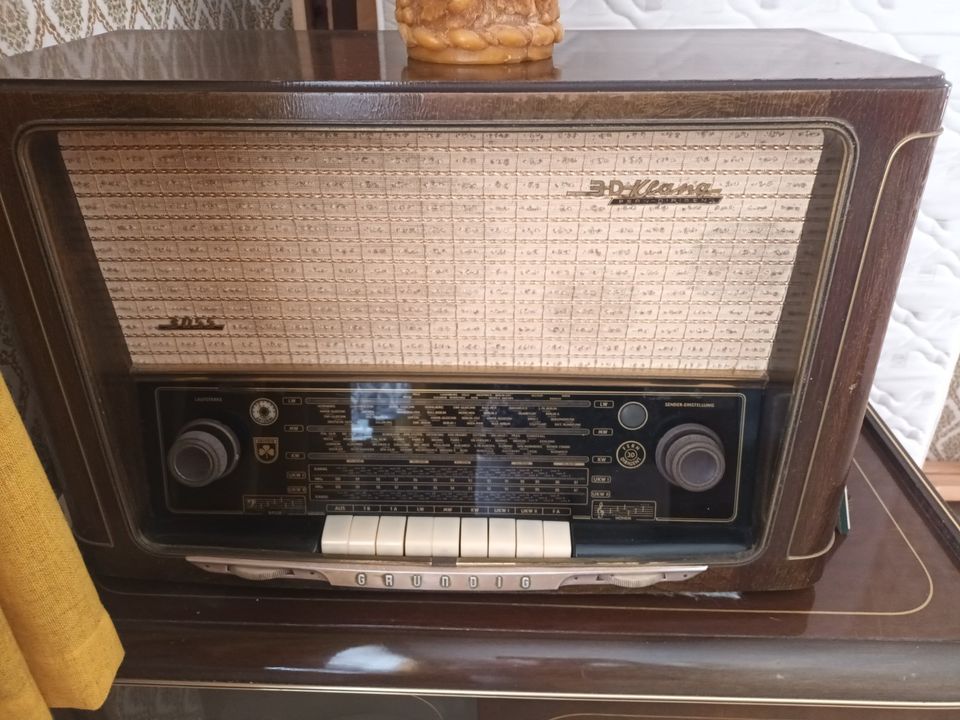 Musikschrank 5oer Jahre plus Radio in Wehretal