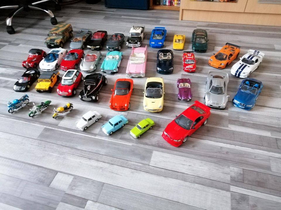 Große Sammlung an 31 Modellautos und 3 Motorräder in Bergen