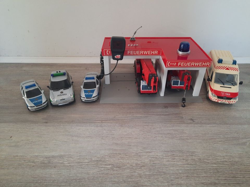 Feuerwehrstation mit Blaulicht und Sound Dicki + 6 Autos in Wentorf