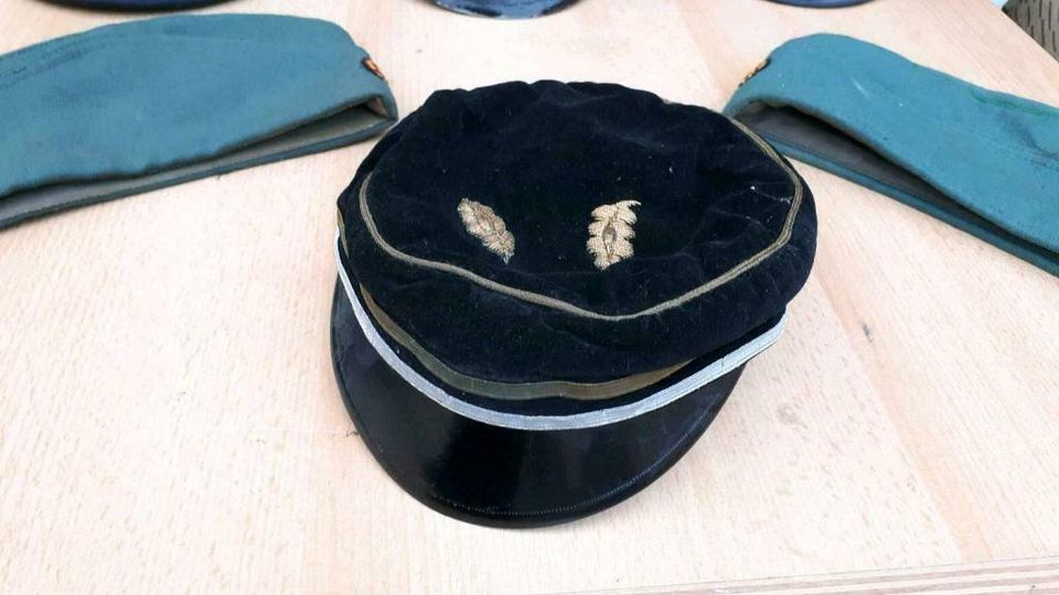 Konvolut von alten DDR Uniformen, Mützen, usw. in Eisleben