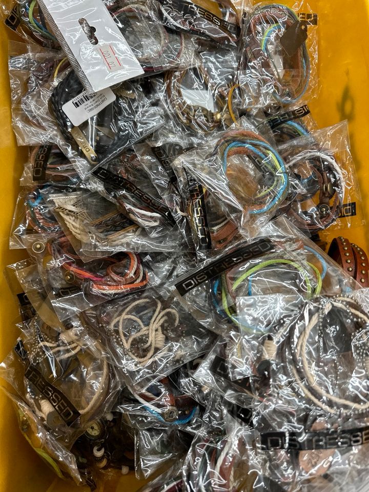 260 Stueck Leder Armbänder und Armbanduhren Flohmarkt Restposten in Delbrück