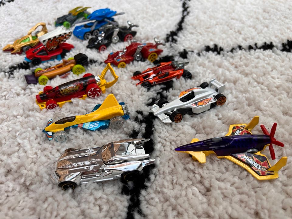 13 Hotwheels Autos im Set fancy edition in Jena