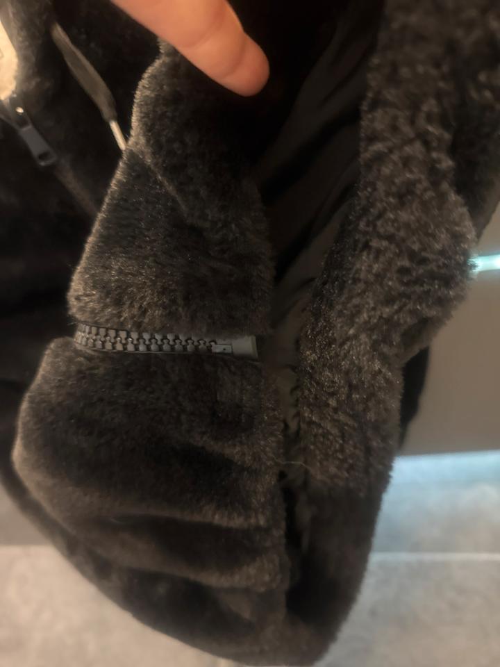Esprit Flauschjacke mit Kaputze warm schwarz Gr. M neuwertig in Alsdorf
