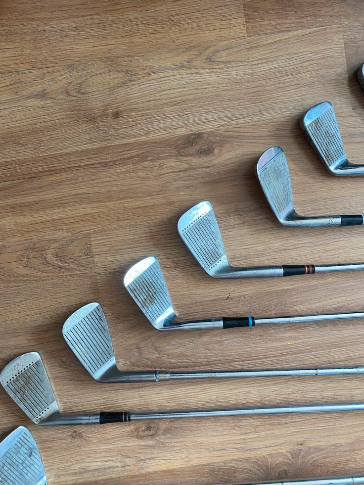 Golftasche Tasselli mit 13 Schlägern und 22 Golfbällen in Versmold