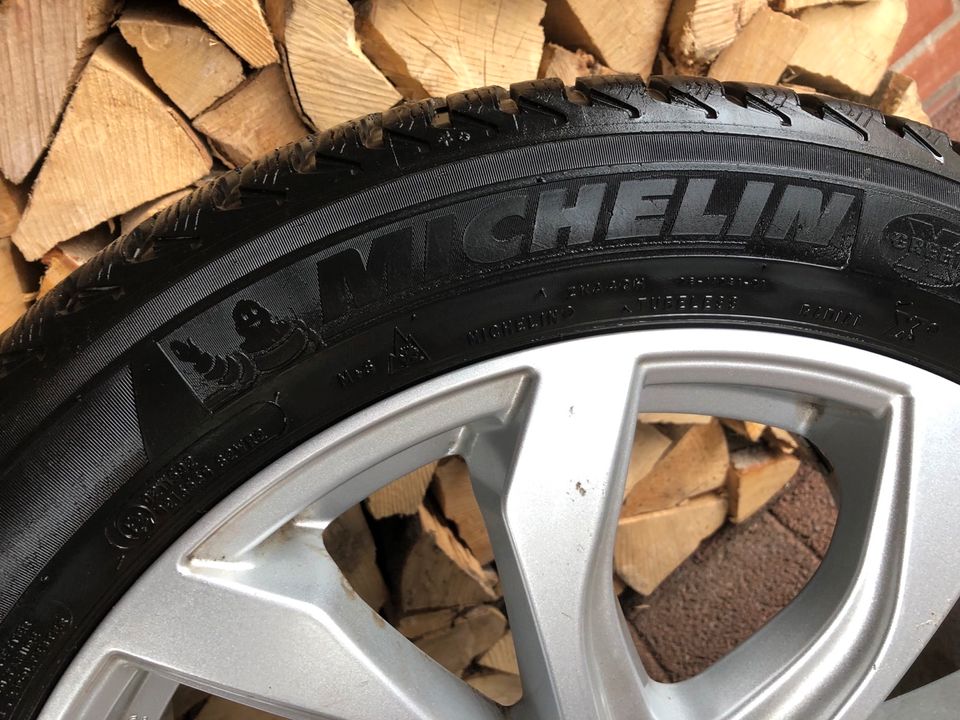 Audi Q5 255/45 R20 Winterräder Alutec Felgen in Barkelsby