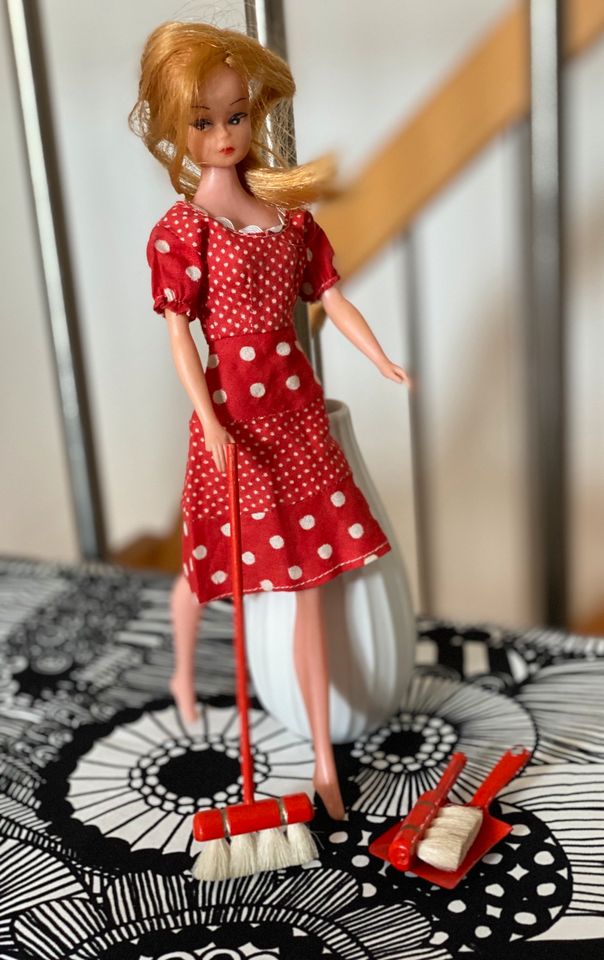 Für Barbie/Petra: Rotes Sommerkleid mit weißen Punkten in Grünstadt