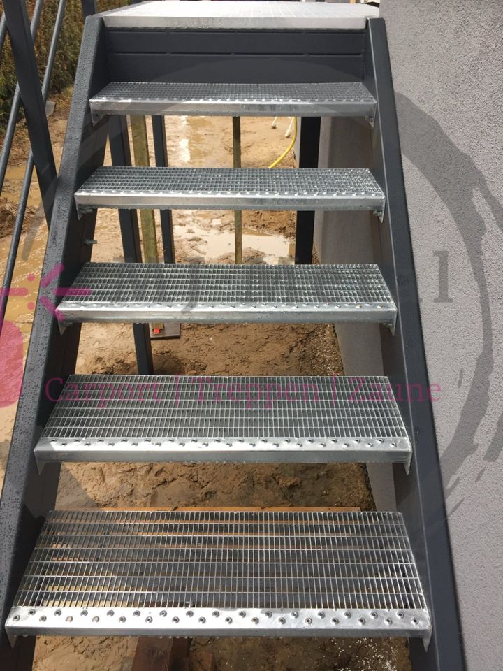 Stahltreppe Metall Treppe Außentreppe GITTER Füllung H: 100-120CM in Berlin