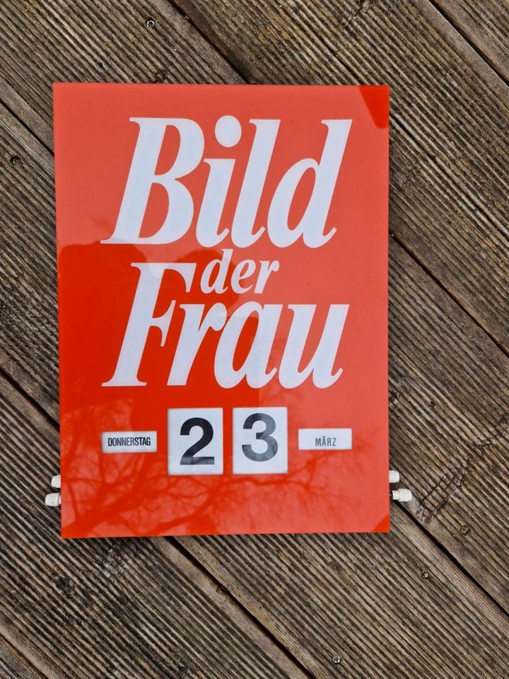 Ewiger Kalender Bild der Frau 80er Jahre alt retro orange in Zempow