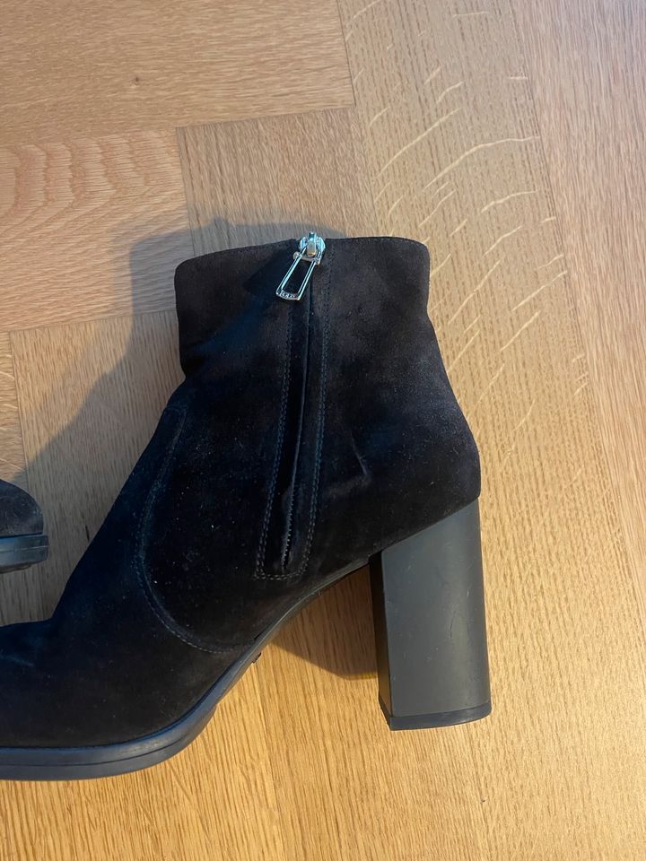 Tods Stiefelette aus Veloursleder in Düsseldorf