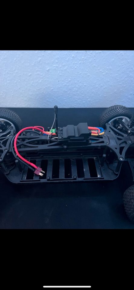 RC Car Mit 2 akkus und viel zubehör in Siegen