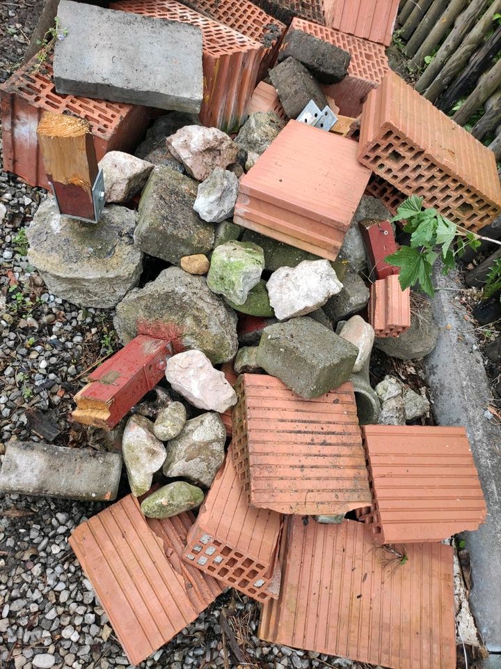 Verschiedene Steine Ziegel Steine zu verschenken in Bernbeuren