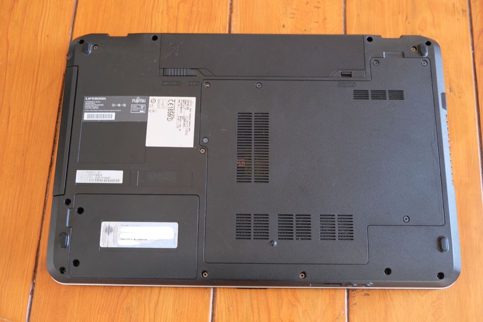 Notebook Fujitsu Siemens Lifebook AH531, 256GB SSD, 6GB Ram, Win7 in Stuttgart