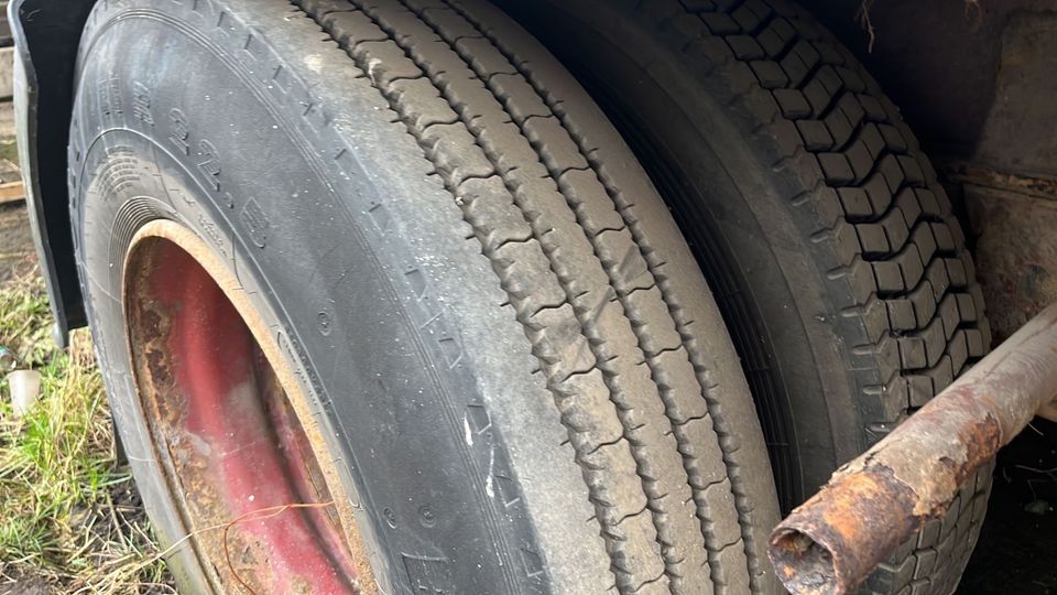 LKW Möbelauflieger als Lager in Kerpen