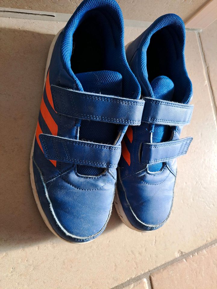 Adidas Hallenturnschnuhe Turnschuhe Gr. 39,5 blau in Rellingen