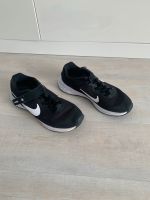 Kinderschuhe Sportschuhe Sneaker Nike Größe 37,5 Hessen - Staufenberg Vorschau