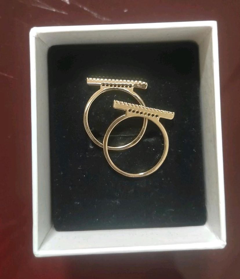 Zwei Ringe mit Zirkoniensteinchen, Gr. 56 in Gold. GESCHENKIDEE in Köln