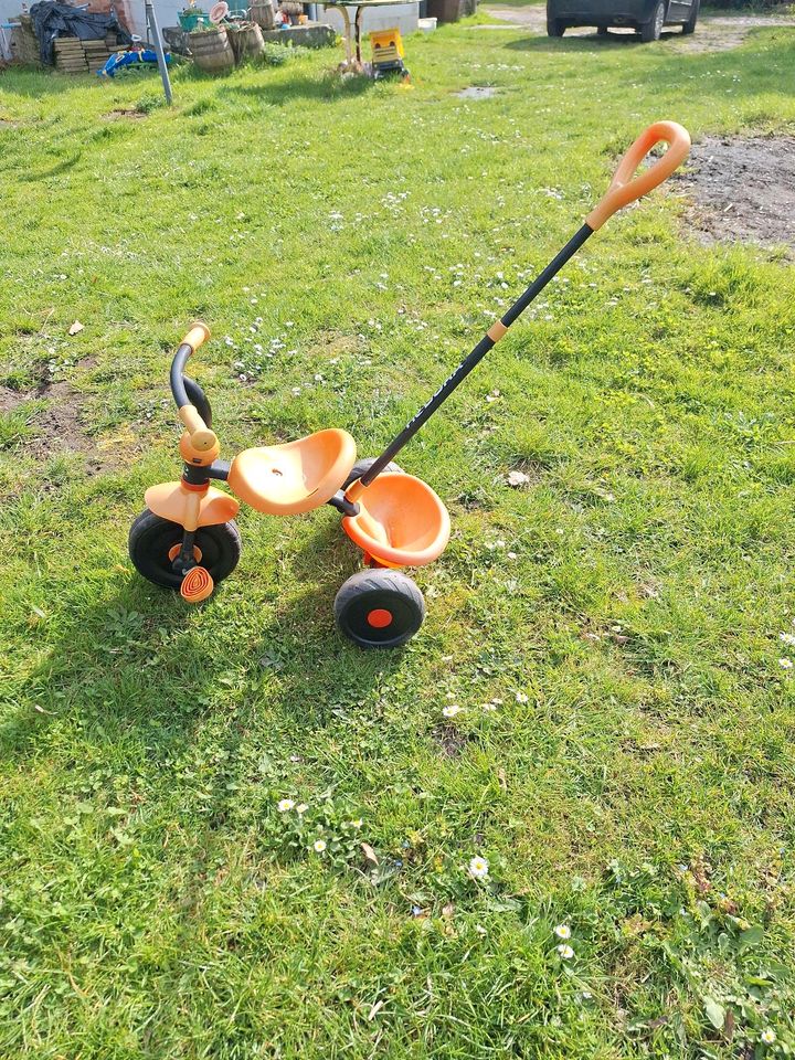 Dreirad mit Schiebestange orange/schwarz in Zarrendorf