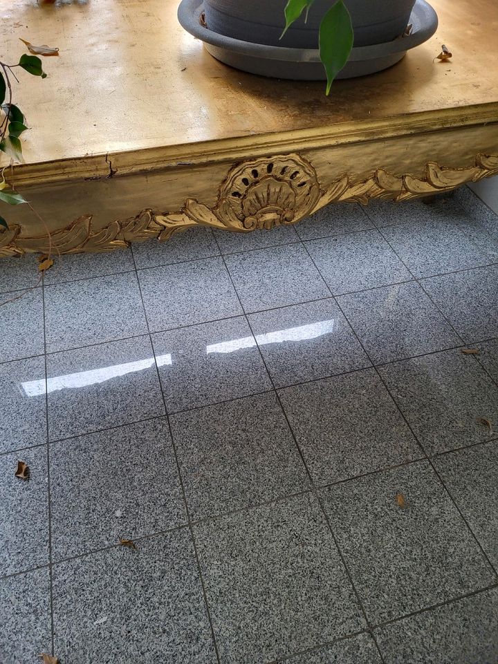 Tisch in Gold in Köln