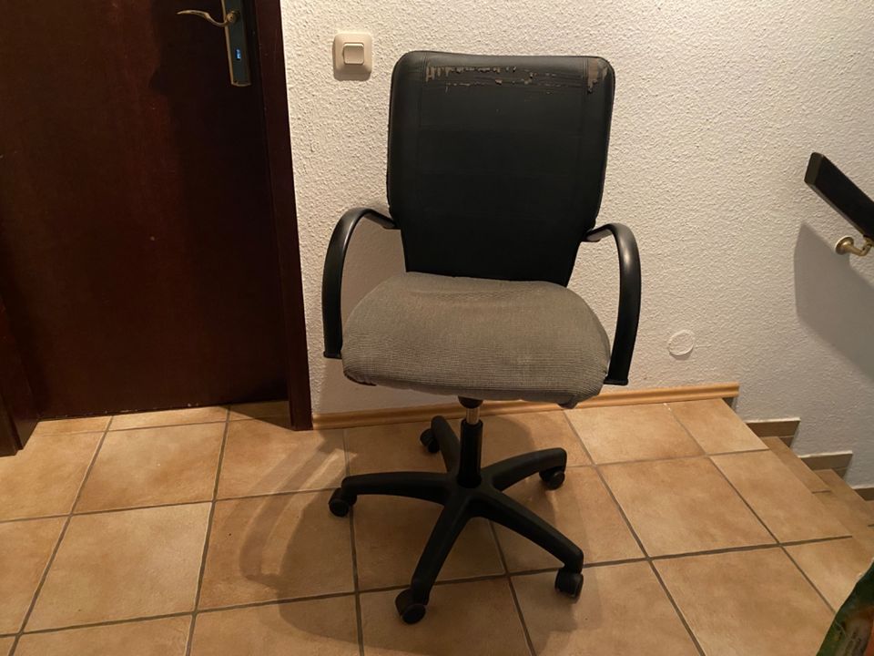 Bürostuhl höhenverstellbar mit Armlehnen Schreibtischstuhl in Neunkirchen-Seelscheid