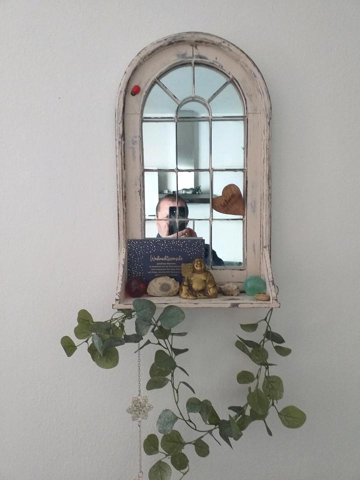 Eckschrank/Eck Vitrine aus Holz und Holzspiegel und Hocker in Rosenheim