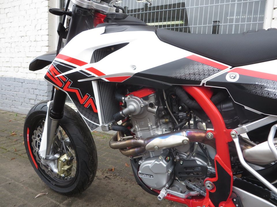 Neufahrzeug Supermoto SWM SM 500 R ABS Rot/Weiß Sofort Lieferbar! in Horn-Bad Meinberg