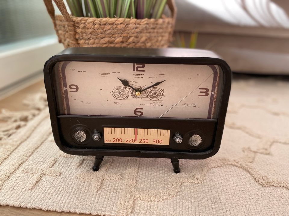 Nostalgische Uhr Standuhr Tischuhr Quarz antik in Bedburg