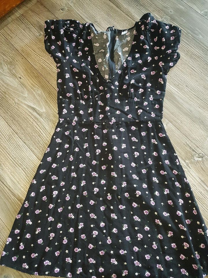 Süsses H&M Sommerkleid Kleid Blümchen Kleid gr 36 Gr 36 3 Euro in Flensburg