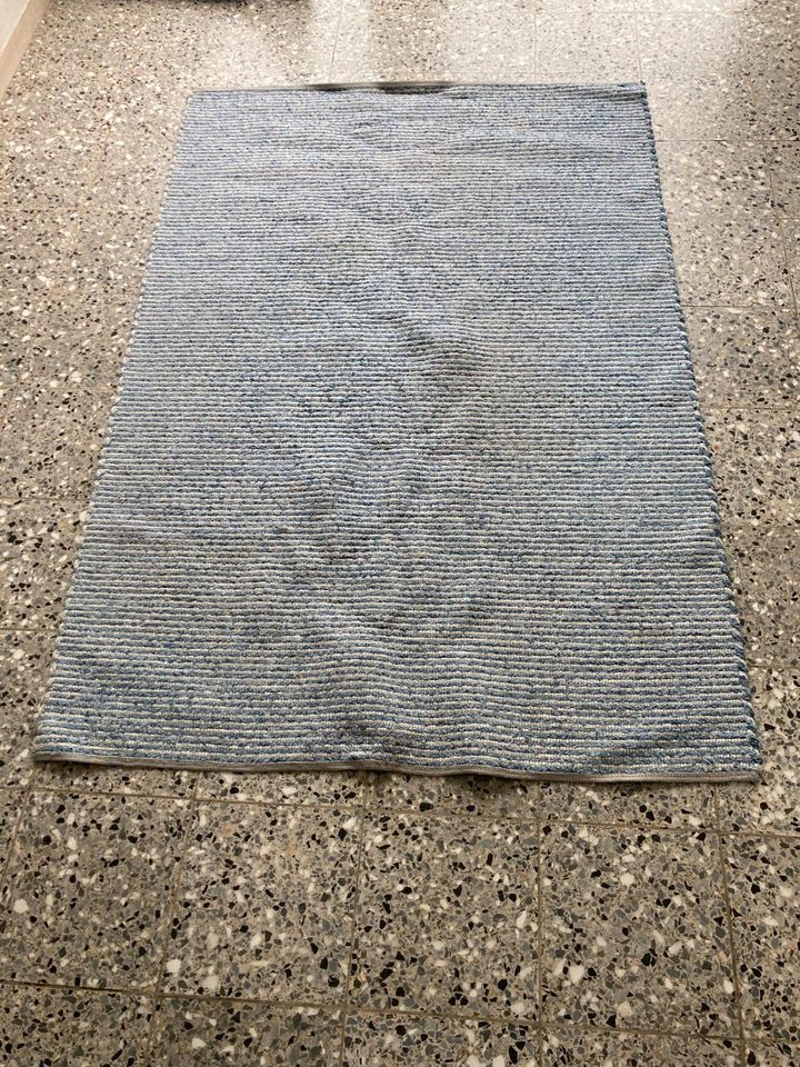 Teppich blau-weiß 1,40 x 2,00 m in München