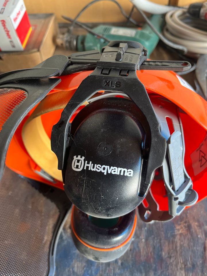 Holzfäller Helm mit Säge Schutz Hose von Husqvarna in Singen