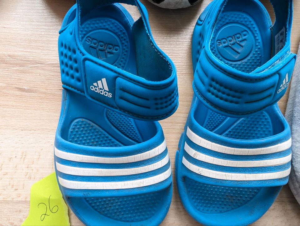 Jungen Schuhe 26 Sportschuhe Hausschuhe Adidas Sandalen in Berlin