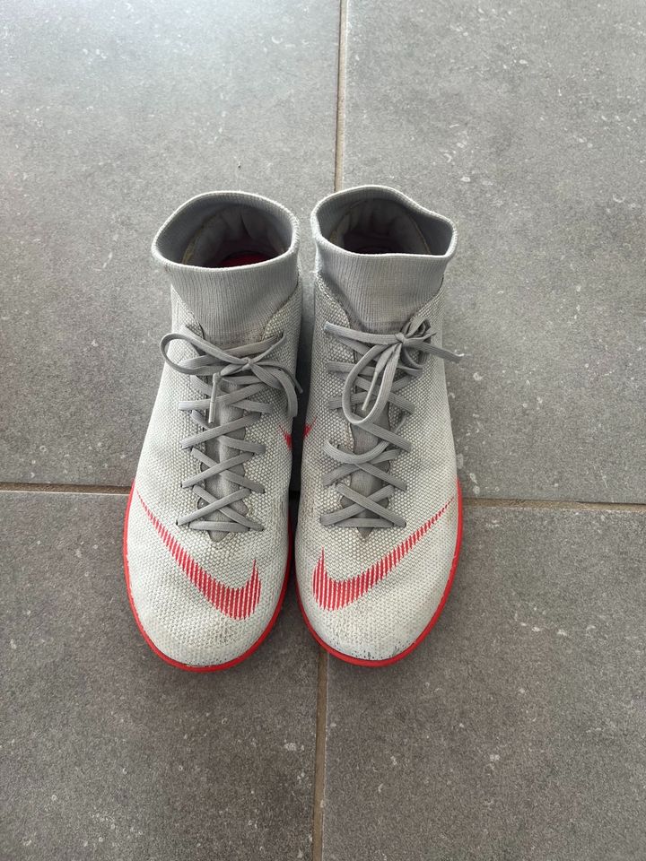 Nike Fußballschuhe mit Socke Gr. 40 in Ellhofen