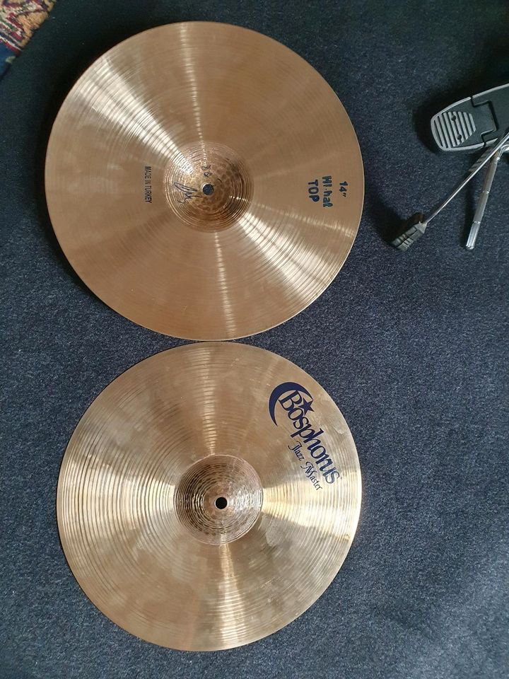 Drum Hocker Teppich Cymbals , Becken und Stative Galgenständer in Frankfurt am Main