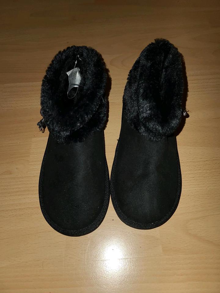 neue Boots Moonboots Winterschuhe Stiefel Schuhe gefüttert 35 in Leipzig