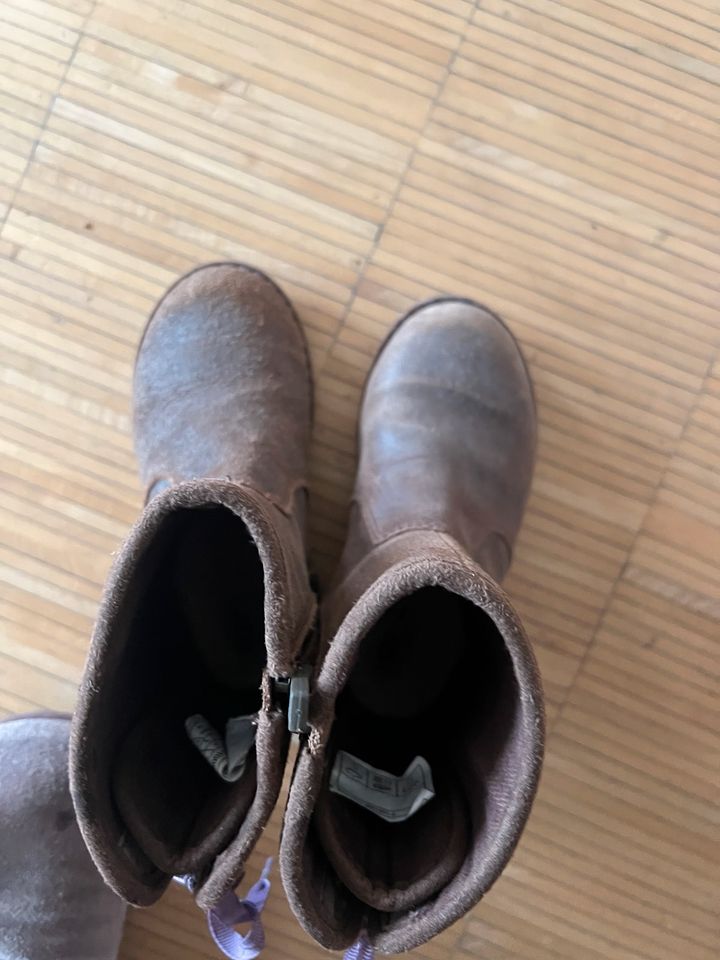 Uggs Stiefel Mädchen Größe 27, braun in Kassel