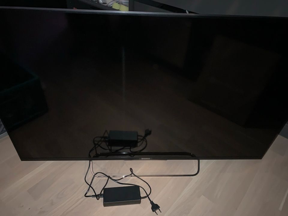 Sony KDL-50 W805BB Schwarz mit 3D Brillen in Langenau