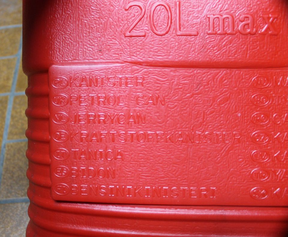 20 Liter Benzin Diesel Kanister rot inkl. EINFÜLLSTUTZEN in Eime