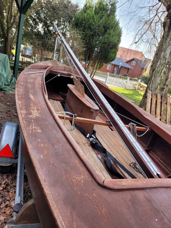 Segeljolle "Pirat" mit Straßentrailer und Zubehör in Plön 