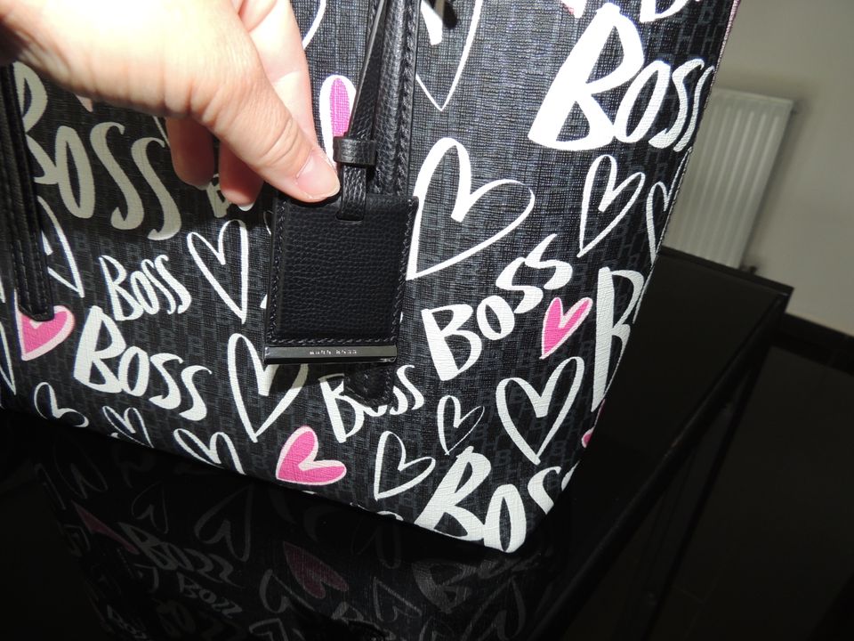 Boss Tasche, Handtasche Taylor,Herzen, schwarz, weiß,pink in Sinn