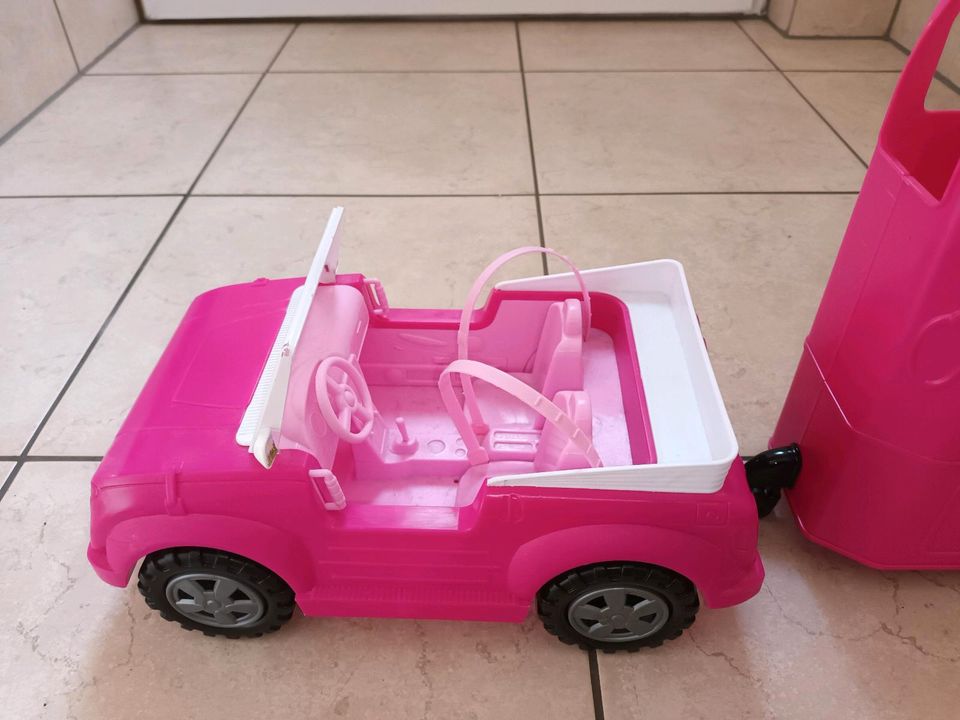 Barbie Auto mit Anhänger Puppen Wagen in Kürten