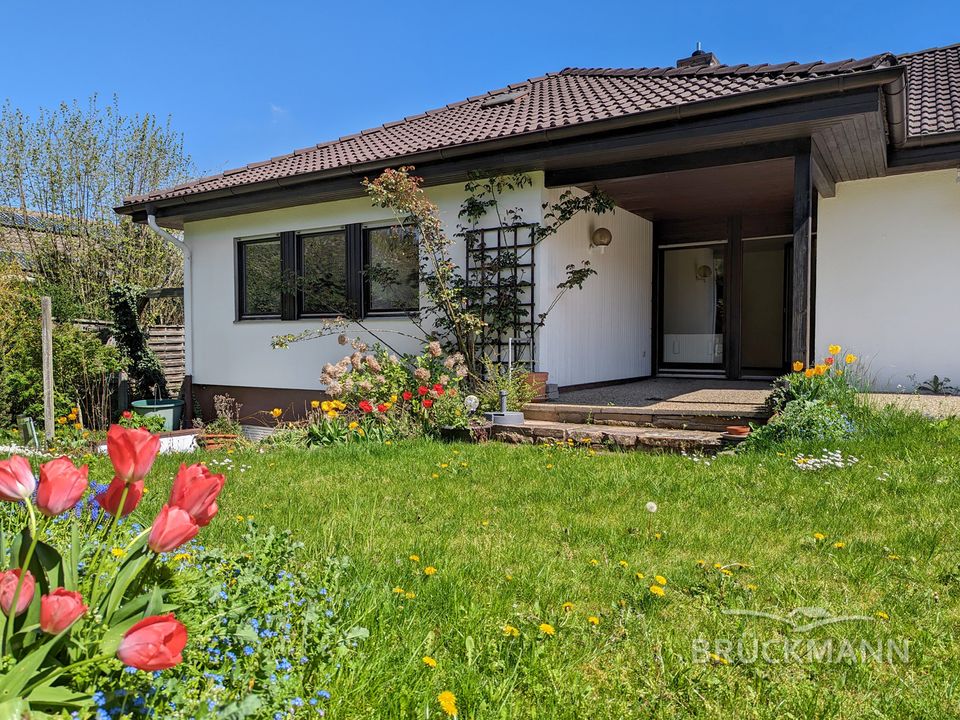 Schöner (uneinsehbarer) Bungalow zum Wohlfühlen mit tollem Grundriss & Garten in Westausrichtung! in Weisenheim am Berg