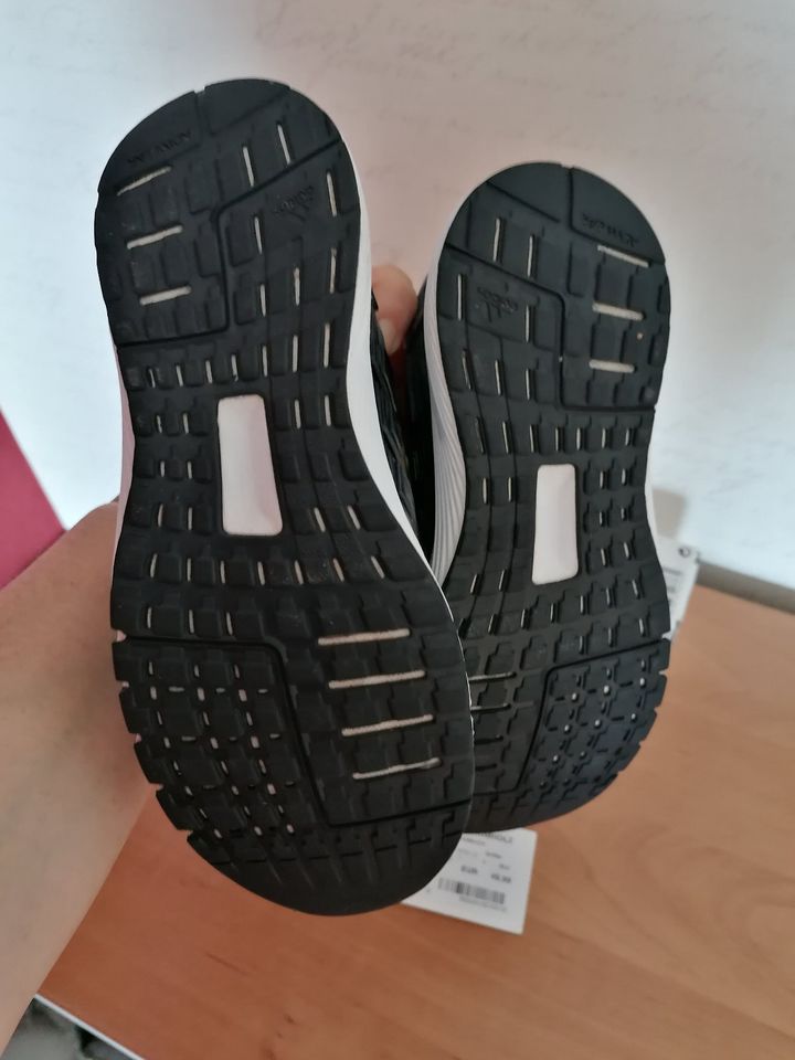 Adidas: schwarz-weiß-neongrün/gelbe Sportschuhe Gr. 35,5 in Ehlscheid