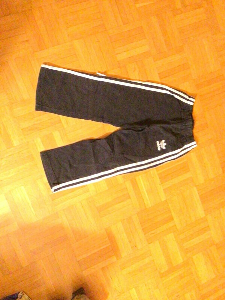 Adidas schwarze Trainingshose Gr 116 in Rottweil