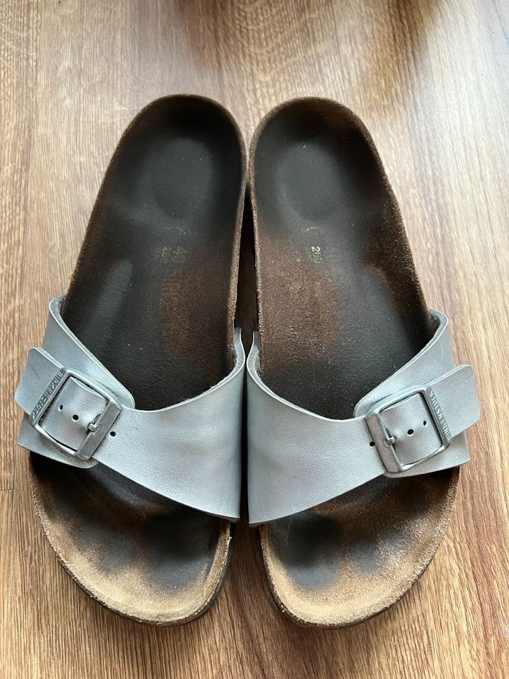 Schöne Birkenstock Madrid Sandalen Silber Leder Kult schmal 40 in Rühen