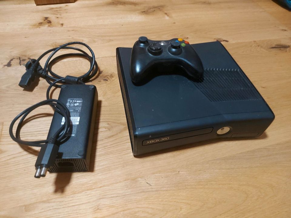 Xbox 360 Slim mit Controller und  22 Spielen in Babensham